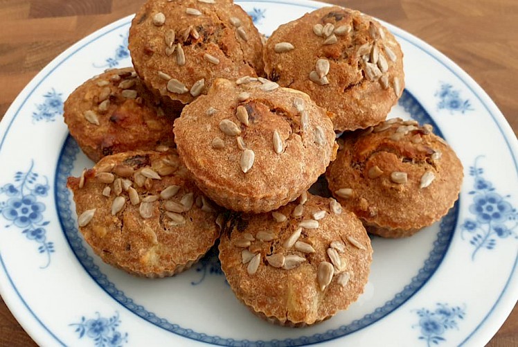 Speltbroodjes met rozijnen, appel en zonnebloempitten