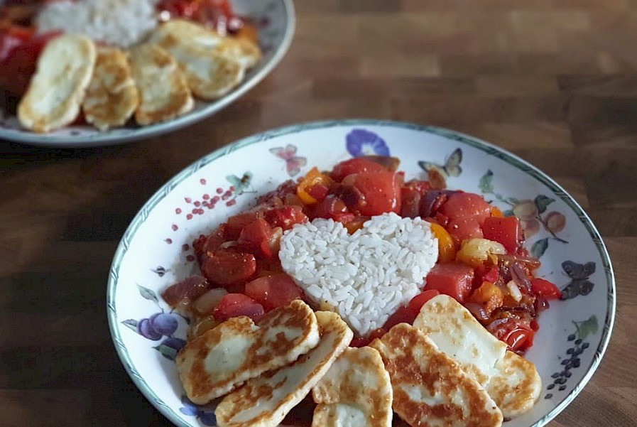 Roerbakschotel met watermeloen en halloumi