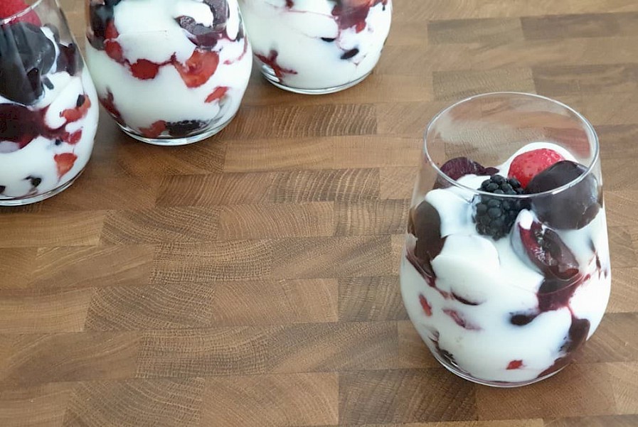 Griekse yoghurt met aardbeien, kersen en bramen