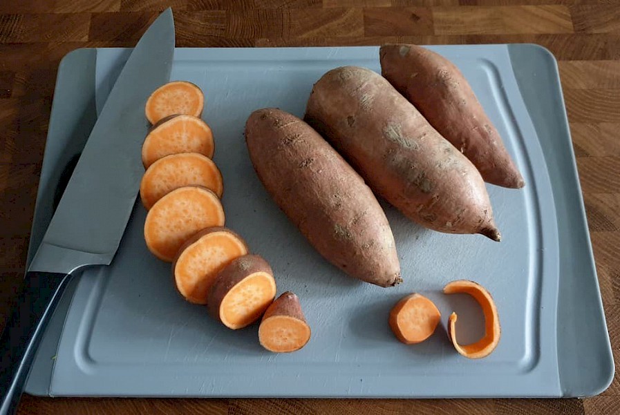 Zoete aardappel snijden