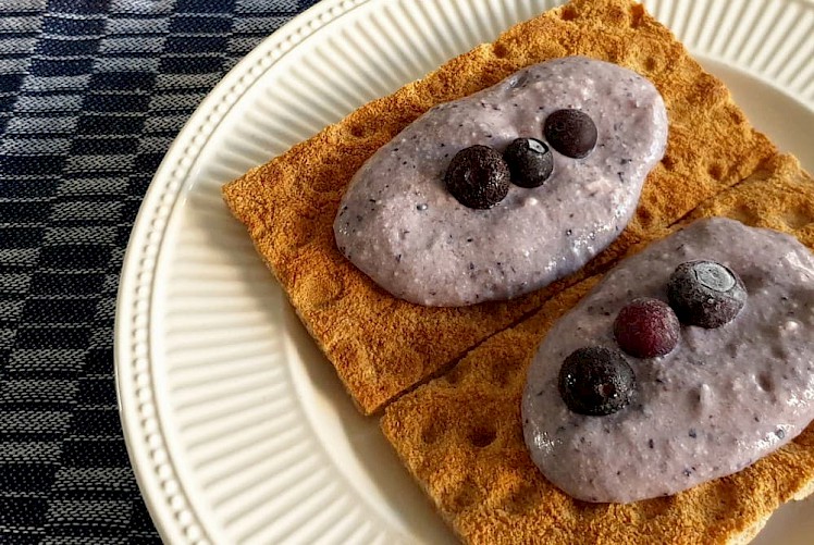 Knäckebröd met fruitspread van banaan, zwarte bessen en ricotta