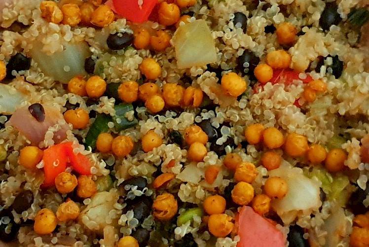 Quinoa met roerbakgroenten en geroosterde kikkererwten - detail