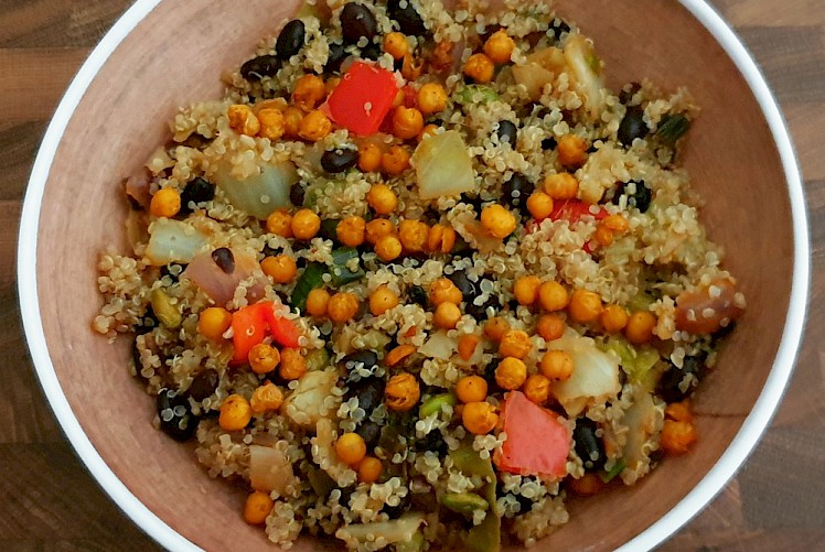 Quinoa met roerbakgroenten en geroosterde kikkererwten