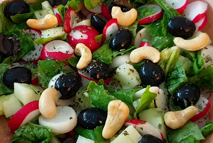 Radijssalade met komkommer, olijven en cashewnoten - detail