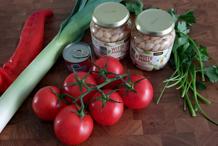 Ingrediënten voor witte bonen in tomatensoep