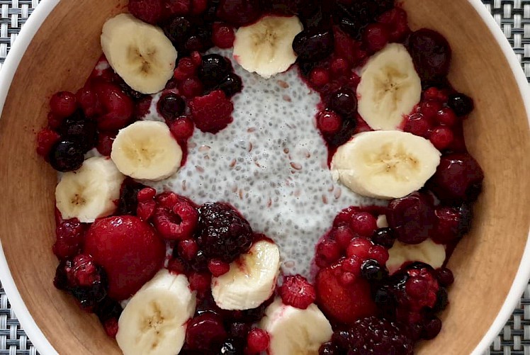 Chiapudding met bosvruchten en banaan