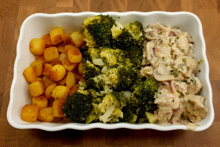 Broccoli met kipdijfilet in champignon-roomsaus en gebakken aardappeltjes