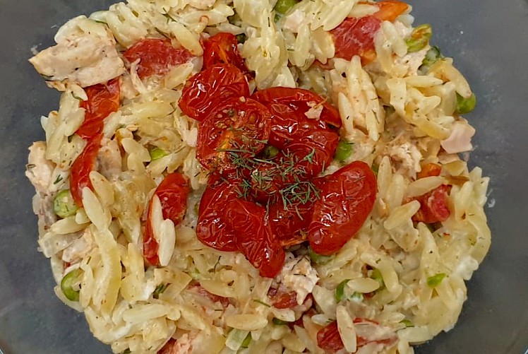 Griekse pasta met zalm en geroosterde tomaat - detail