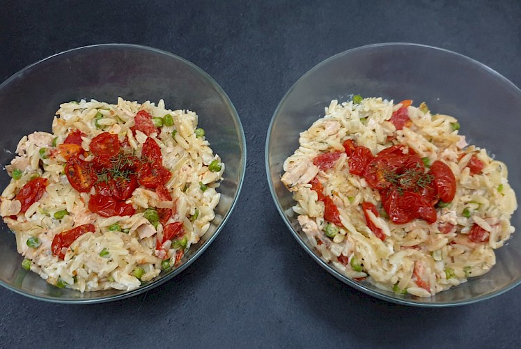 Griekse pasta met zalm en geroosterde tomaat