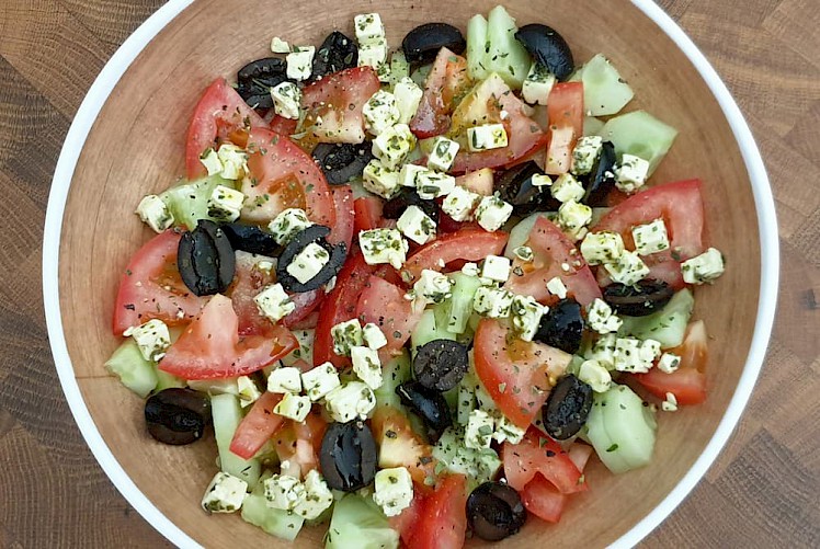 Griekse salade met tomaat, komkommer, olijf en witte kaas