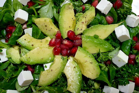 Kerstsalade met avocado, granaatappelpitjes en witte kaas -detail