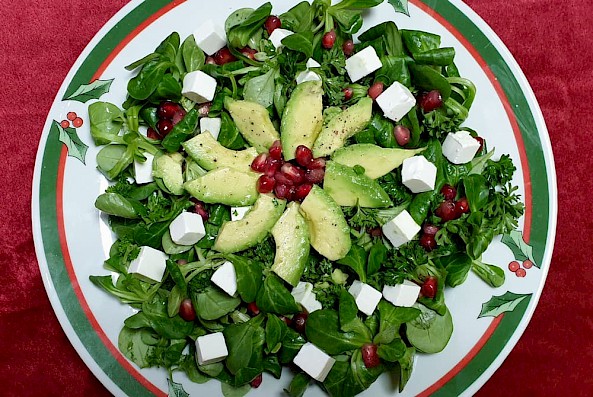 Kerstsalade met avocado, granaatappelpitjes en witte kaas