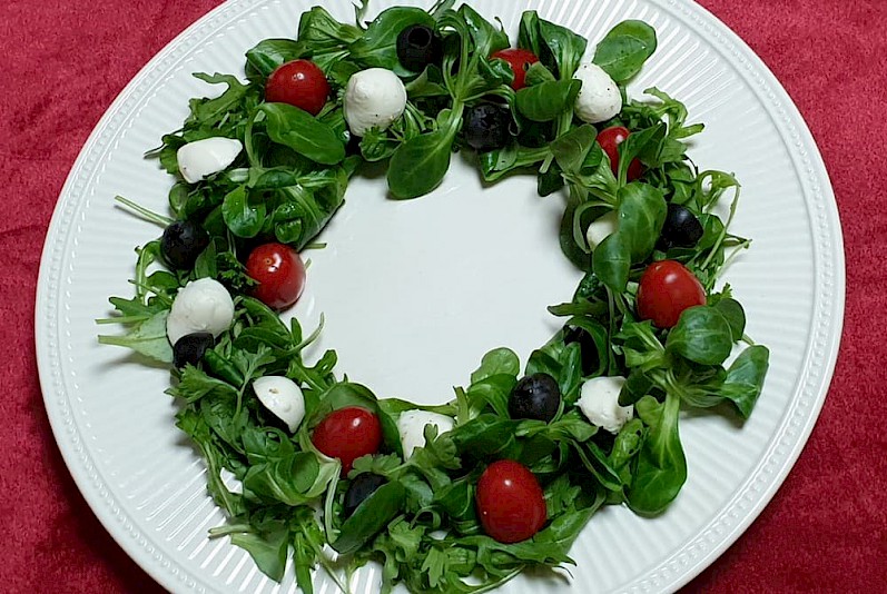 Kerstkrans salade met tomaatjes, mozzarella en olijven