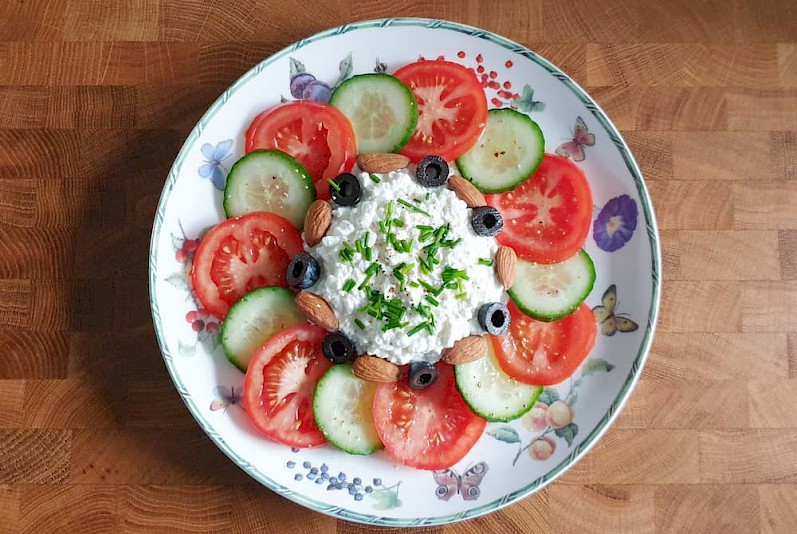 Salade met hüttenkäse, tomaat en komkommer