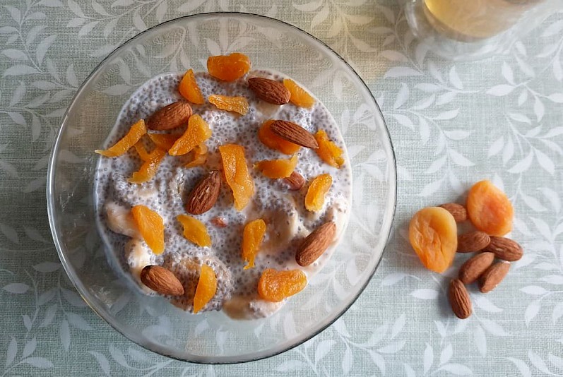 Chia ontbijt met abrikoos en amandel