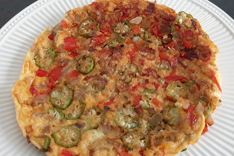 Surinaamse omelet met okra, paprika en rode peper - detail