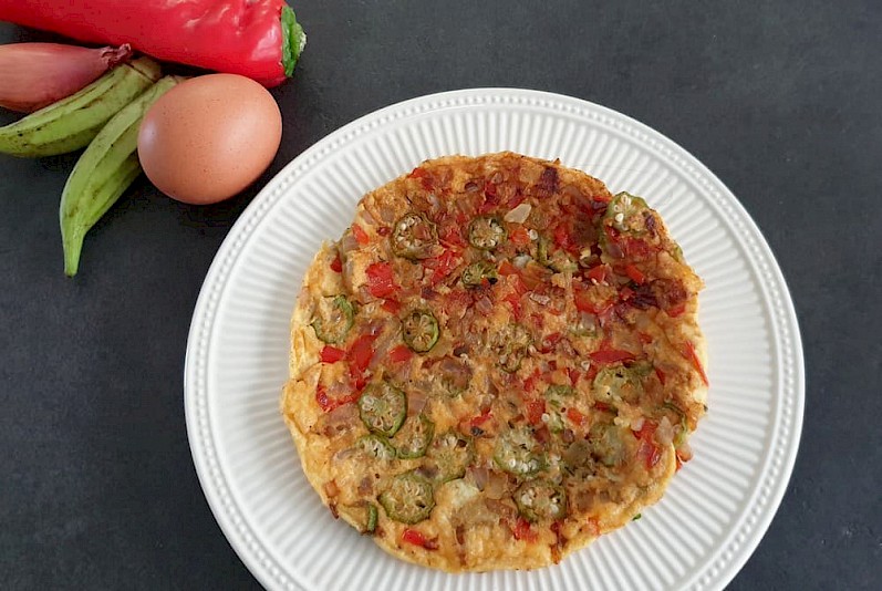 Surinaamse omelet met okra, paprika en rode peper