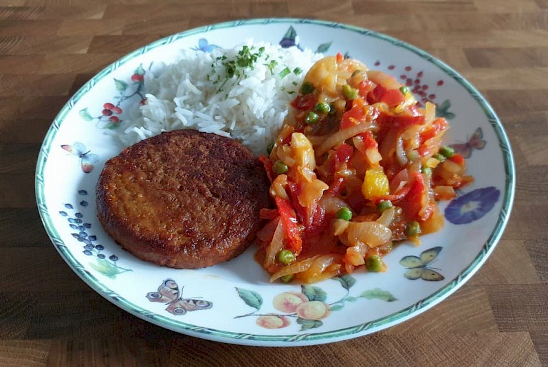 Vega hamburger piri piri met basmatirijst en paprika-sinaasappelsalsa
