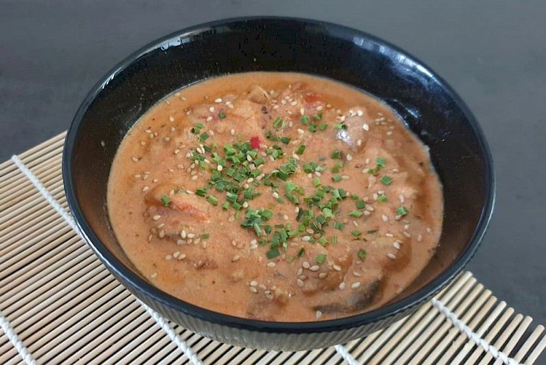 Soep van rode curry met kipgehakt en paddenstoelen