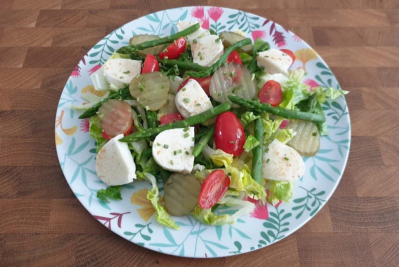 Voorjaarssalade met groene asperges, tomaat, mozzarella en augurk