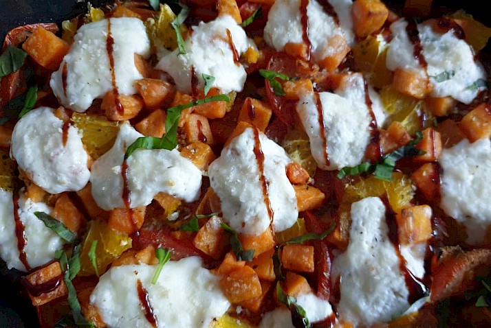 Ovenschotel met tomaat, sinaasappel, zoete aardappel en burrata - detail