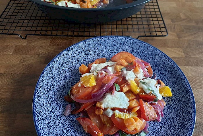 Ovenschotel met tomaat, sinaasappel, zoete aardappel en burrata