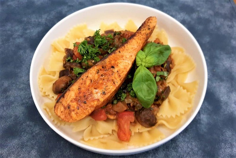 Pasta Norma met gebakken zalm