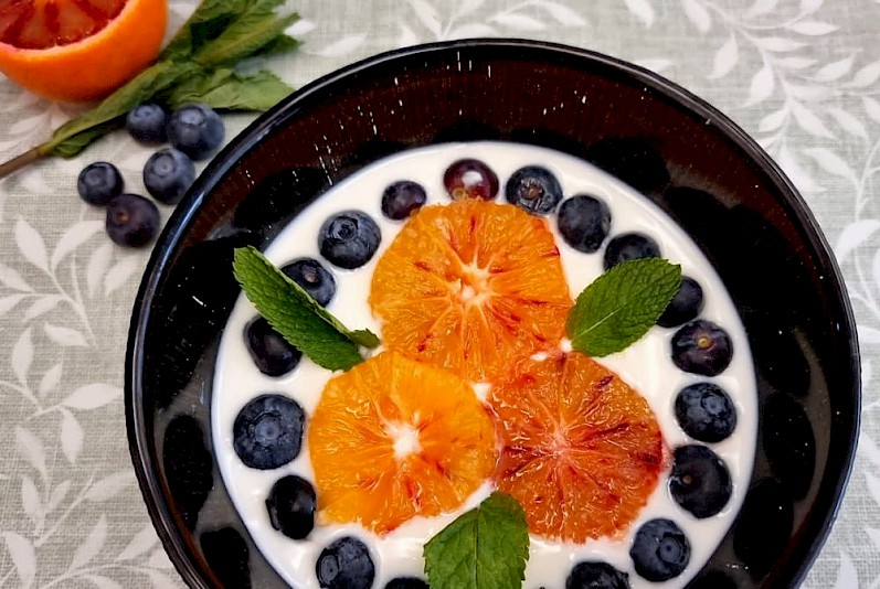 Griekse yoghurt met bloedsinaasappel en blauwe bessen