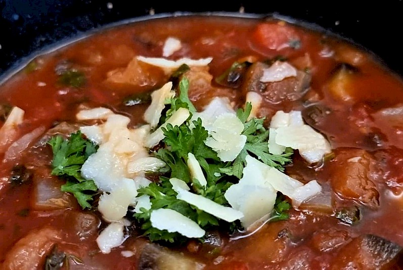 Suppa alla Norma (aubergine-tomatensoep)