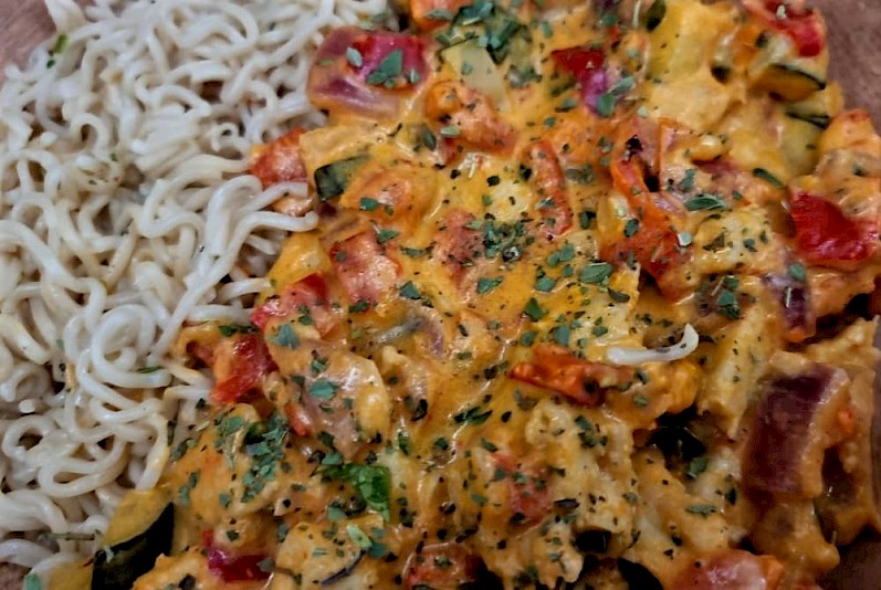 Vegetarische curry met noodles - close-up