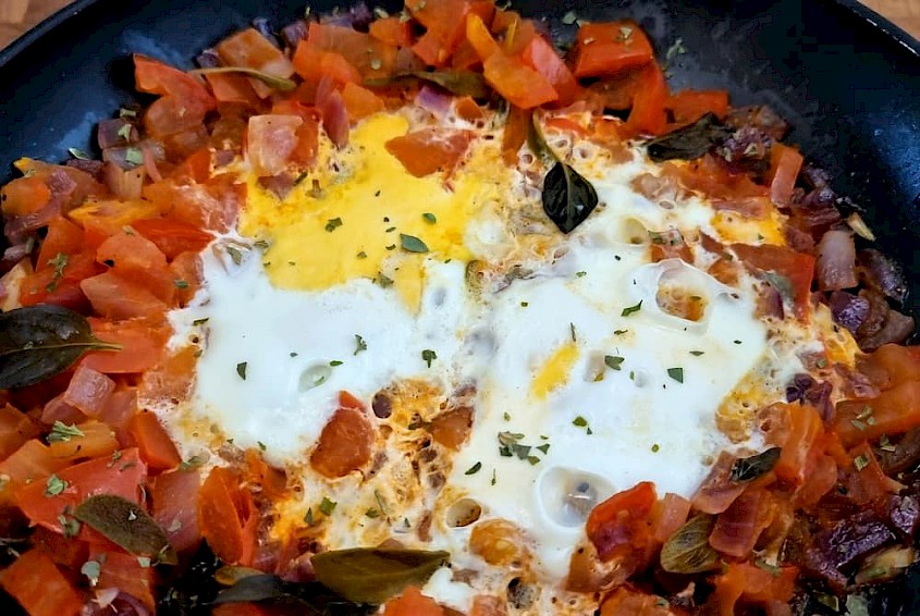 Tomatenstoof met eieren, ui en salie